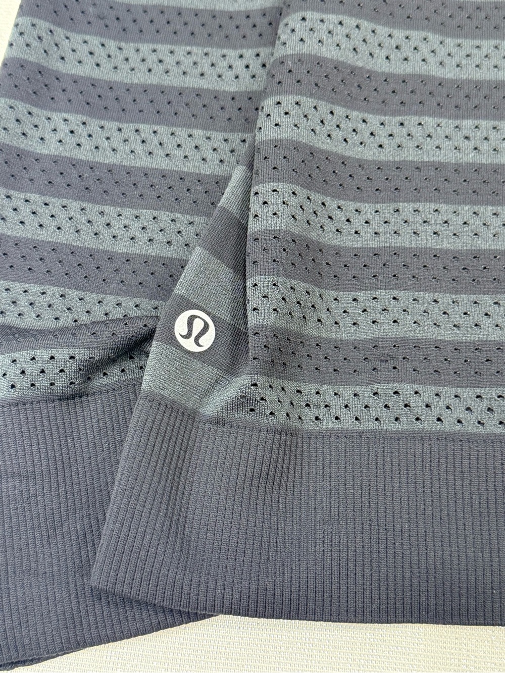 Lululemon Breeze Long Sleeve Top *Stripe Black & Grey Size 10 Run Relaxed Fit - Picture 7 of 8